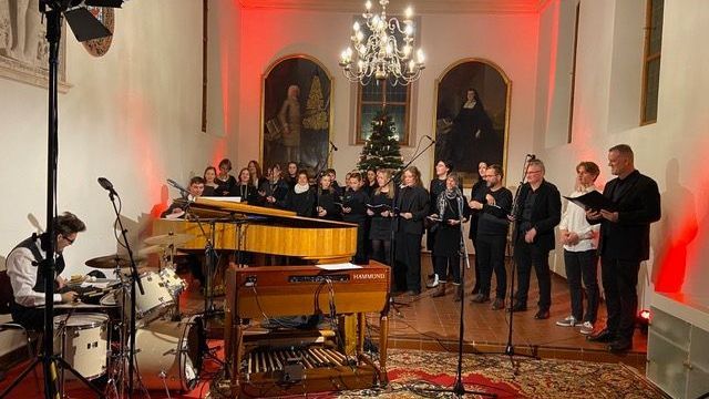 Bild: Ludmila Haring Plane aus Papier gerollt und gefaltet insgesamt alle gestapelt