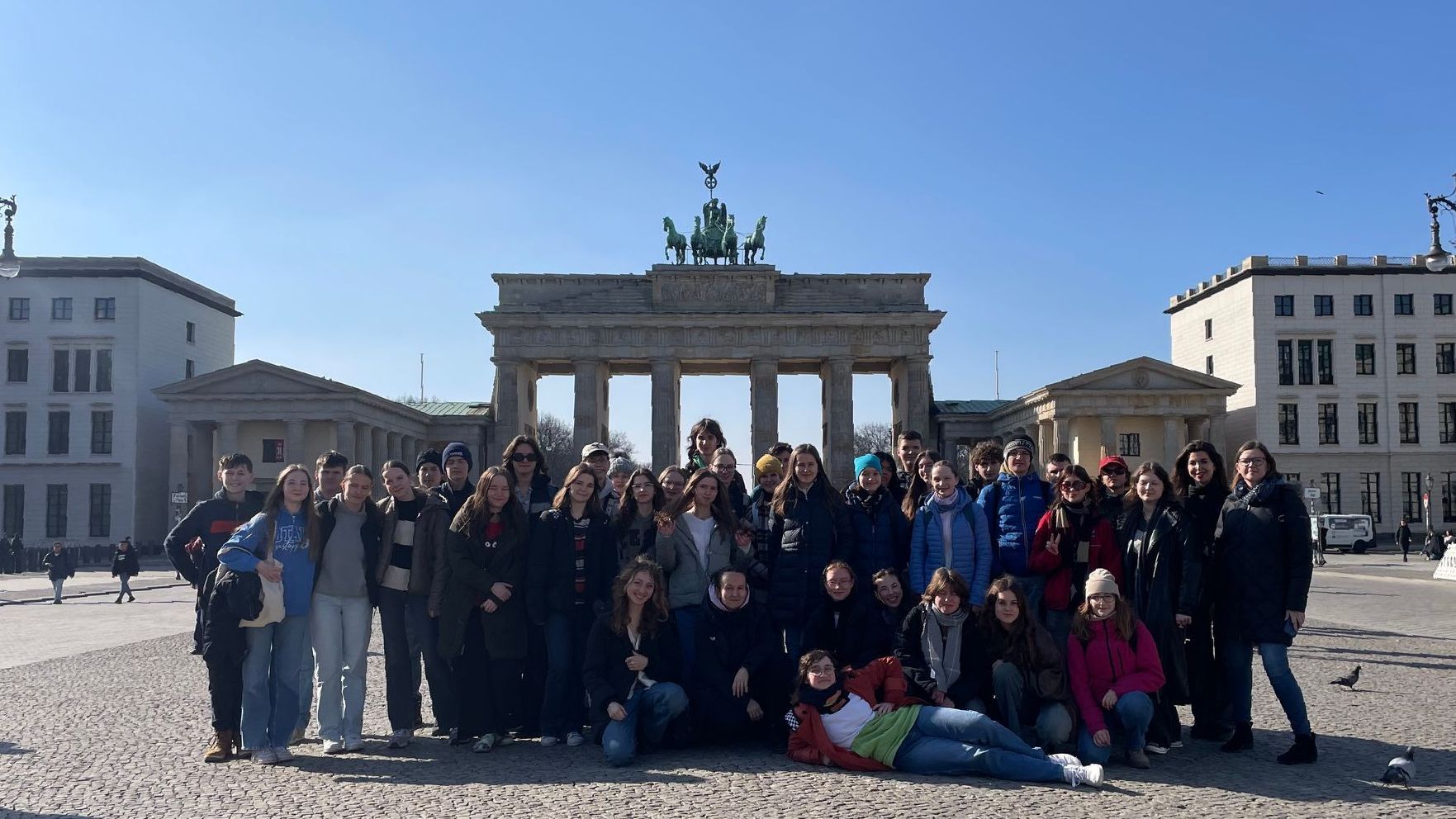 Bild: N. N. Schüler und Lehrerinnen des CBG und des Klementyna-Hoffmanowa-Gymnasiums vor dem Brandenburger Tor