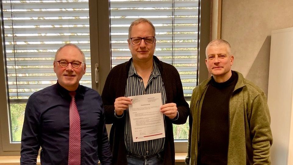 Bild: Arne Bublak Die Unterzeichner des Kooperationsvertrags