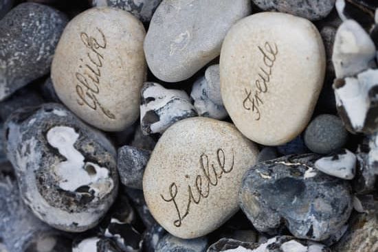 Stolpersteine werden zu Wegweisern Wortkiesel
