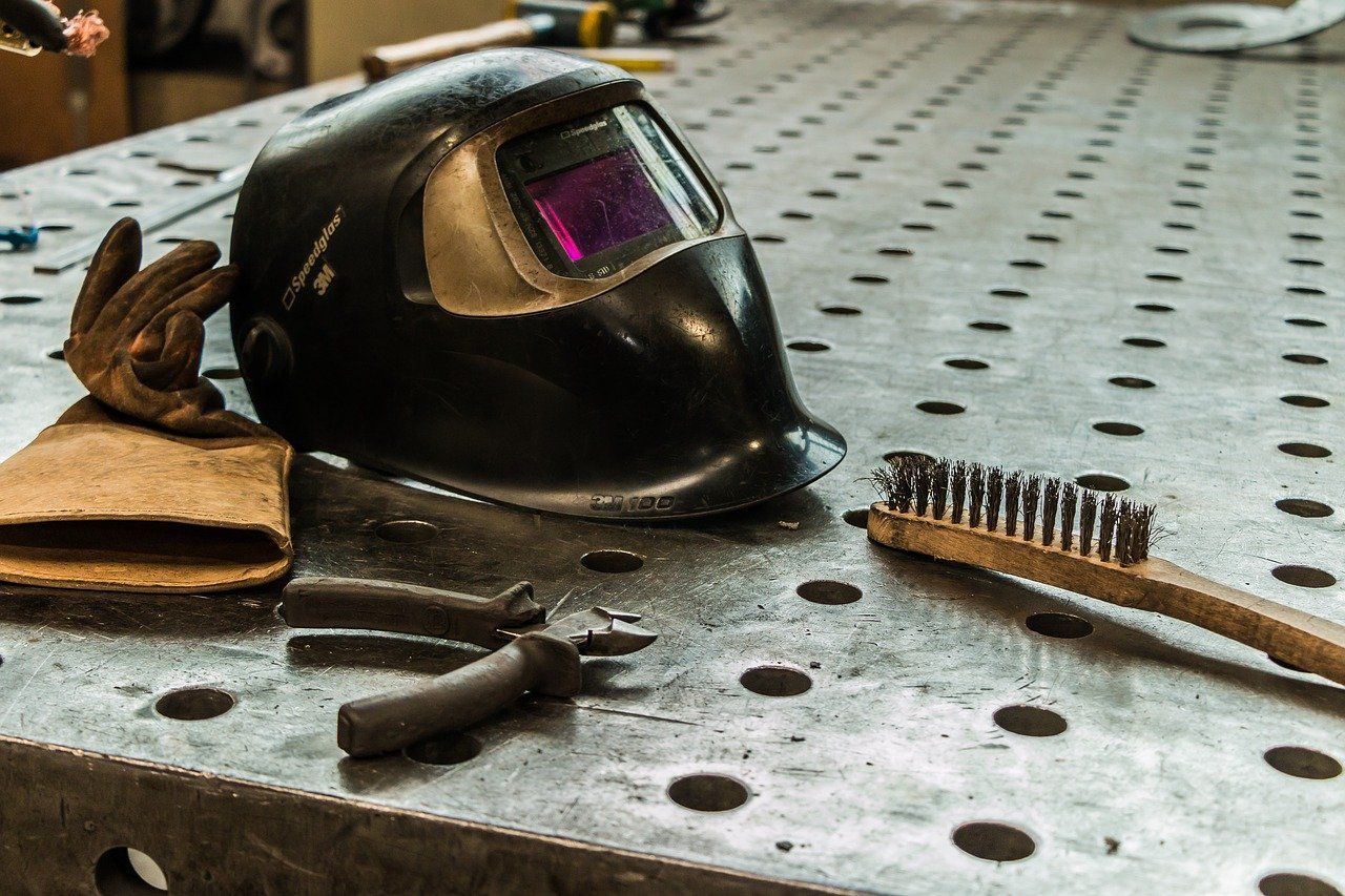 Arbeitsschutzhelm und Arbeitsplatz, Schweißerhelm mit Werkzeug, Betriebsbedarf, Onlineshop