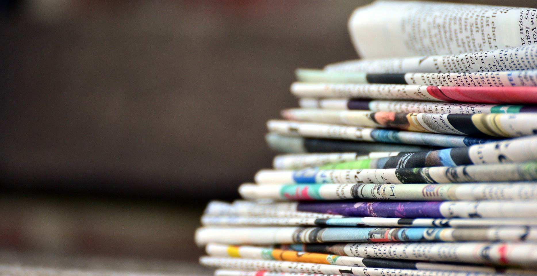Ausschnitt eines Stapels Zeitungen