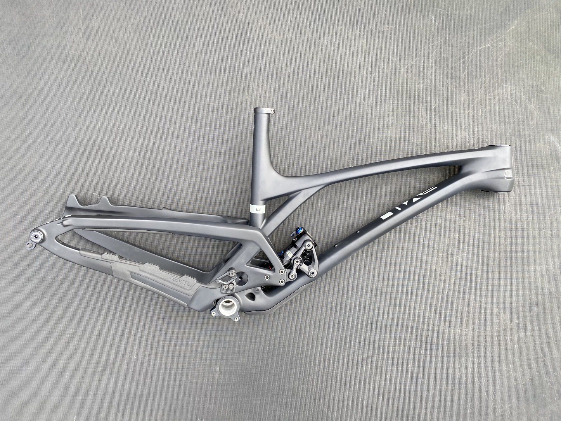 EVIL Following frame rahmen schwarz black