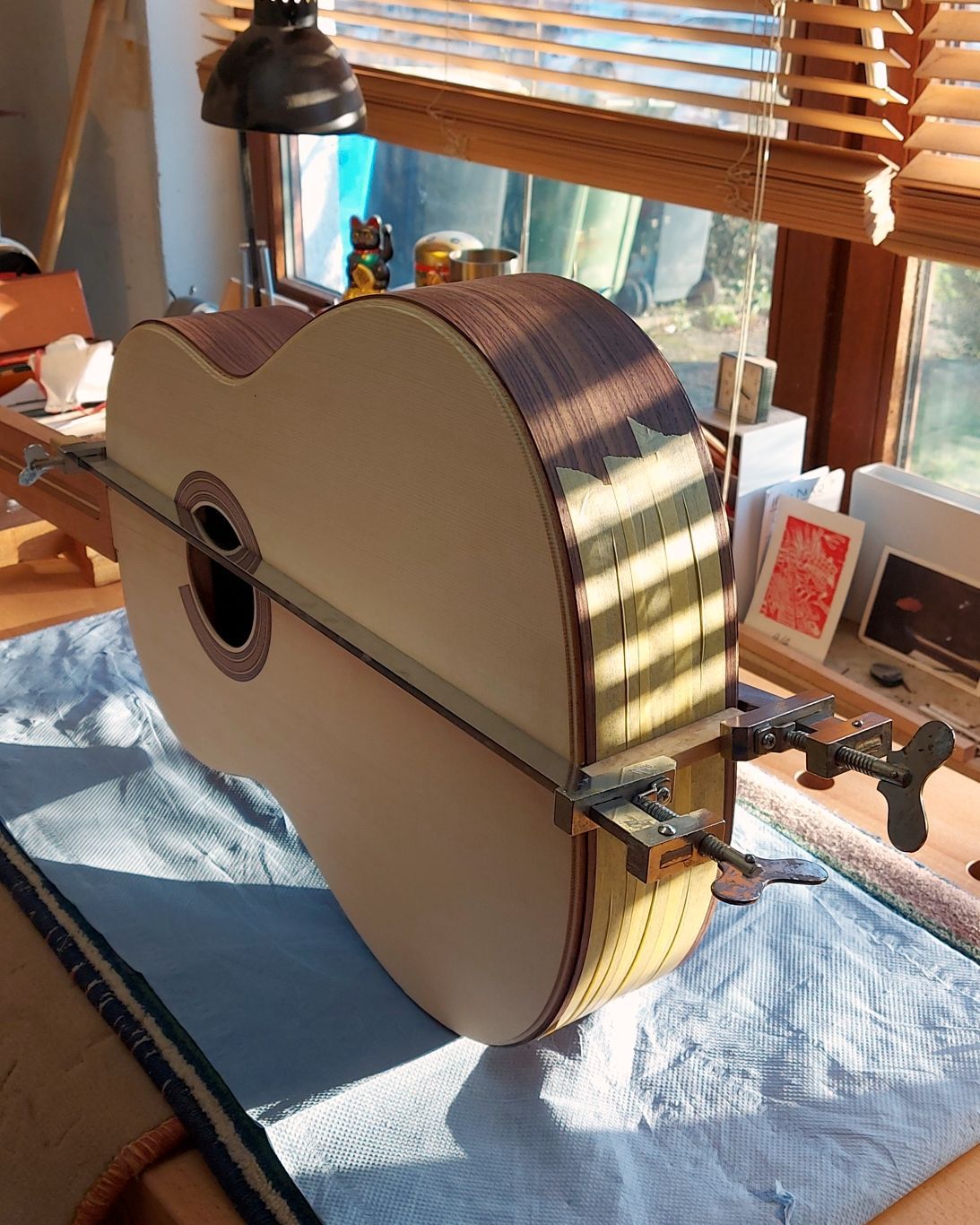 Verleimung Gitarre/Guitar. Sonne/Sun im Atelier. Handwerk/Craft & Emotion. Handgefertigt/Handmade.