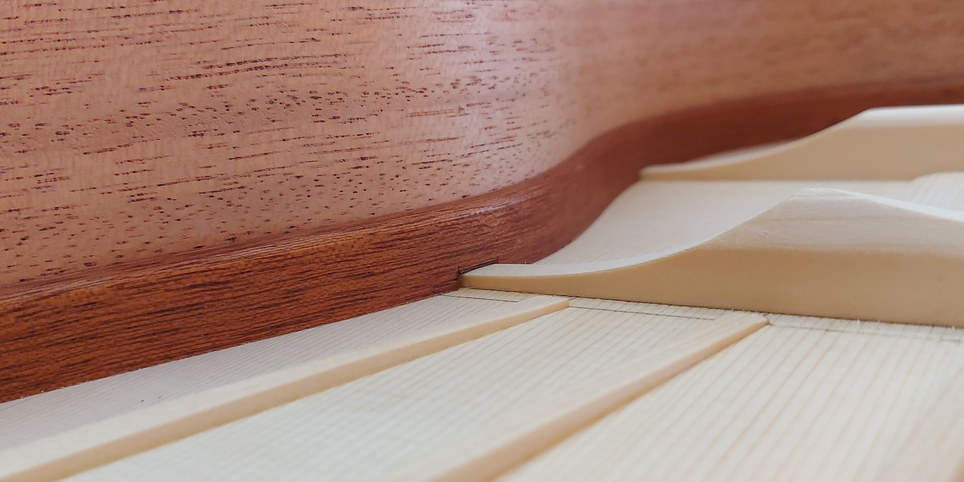 nnen/Inside: Beleistung/bracing & Zargen/sides einer Gitarre. Top & sides with bracing. Handgefertigt/Handmade.