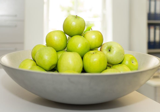 Grüne Äpfel in großer Schale