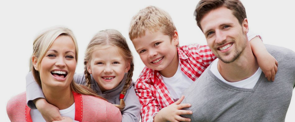 Junge Familie mit gepflegten, schönen Zähnen