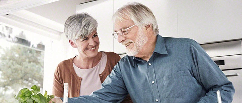 Älteres Paar mit vollstäbdig erhaltenem Gebiss frei von Parodontitis