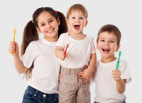 Bild von 4 Kindern, die Spaß an der Zahnpflege haben.