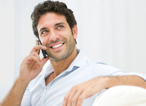 Bild eines jüngeren Mannes mit attraktiven Zähnen