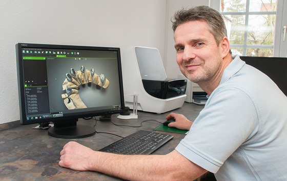 Digitale Kontruktion von Zahnerrsatz durch den Zahntechniker Frank Limmeroth in der Zahnarztpraxis dr. Köhne & Hügli, Bad Sooden Allendorf