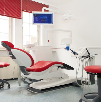 Eines der Behandlungszimmer dder Zahnarztpraxis Dr. Christian Köhne und Arne Hügli