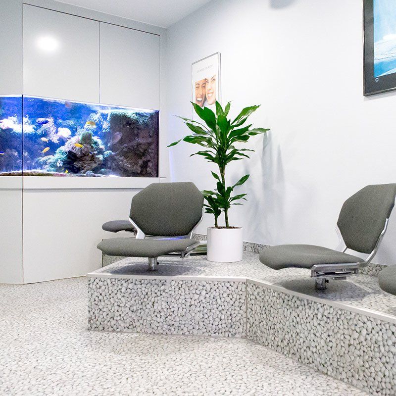 Wartezimmer mit Salzwasseraquarium der Praxis Dr. Köhne & Hügli