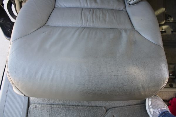 Verschmutztes Sofa aus Leder