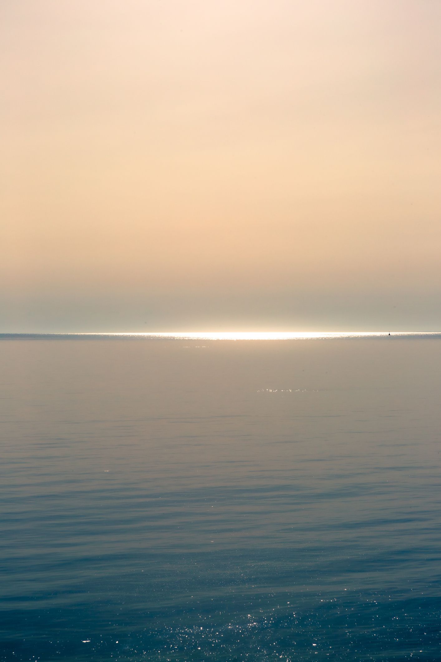 Ein weiter Horizont im Licht – still, offen und noch ohne klare Kontur.