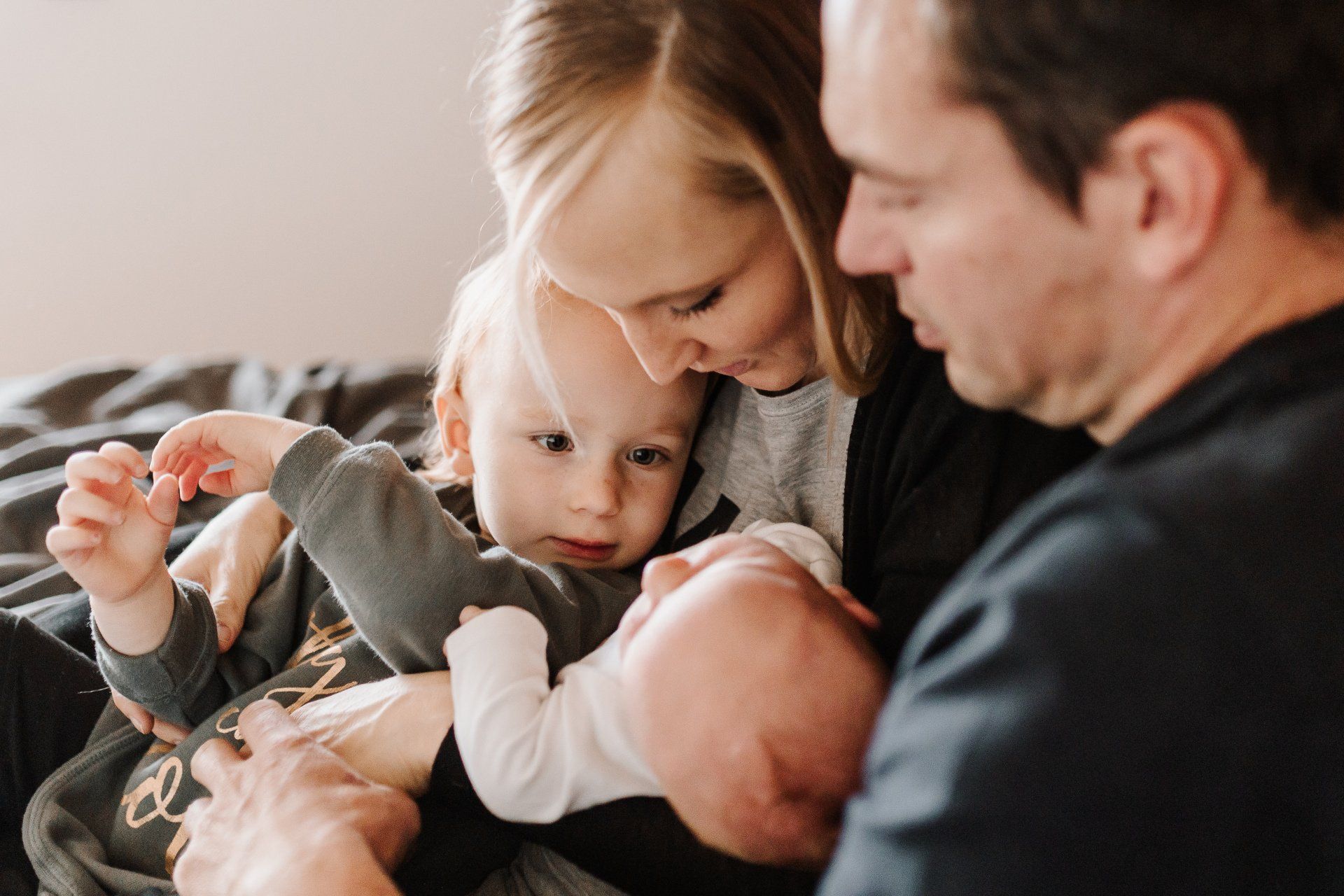 Newborn Homestory Rastatt – Neugeborenes im vertrauten Zuhause