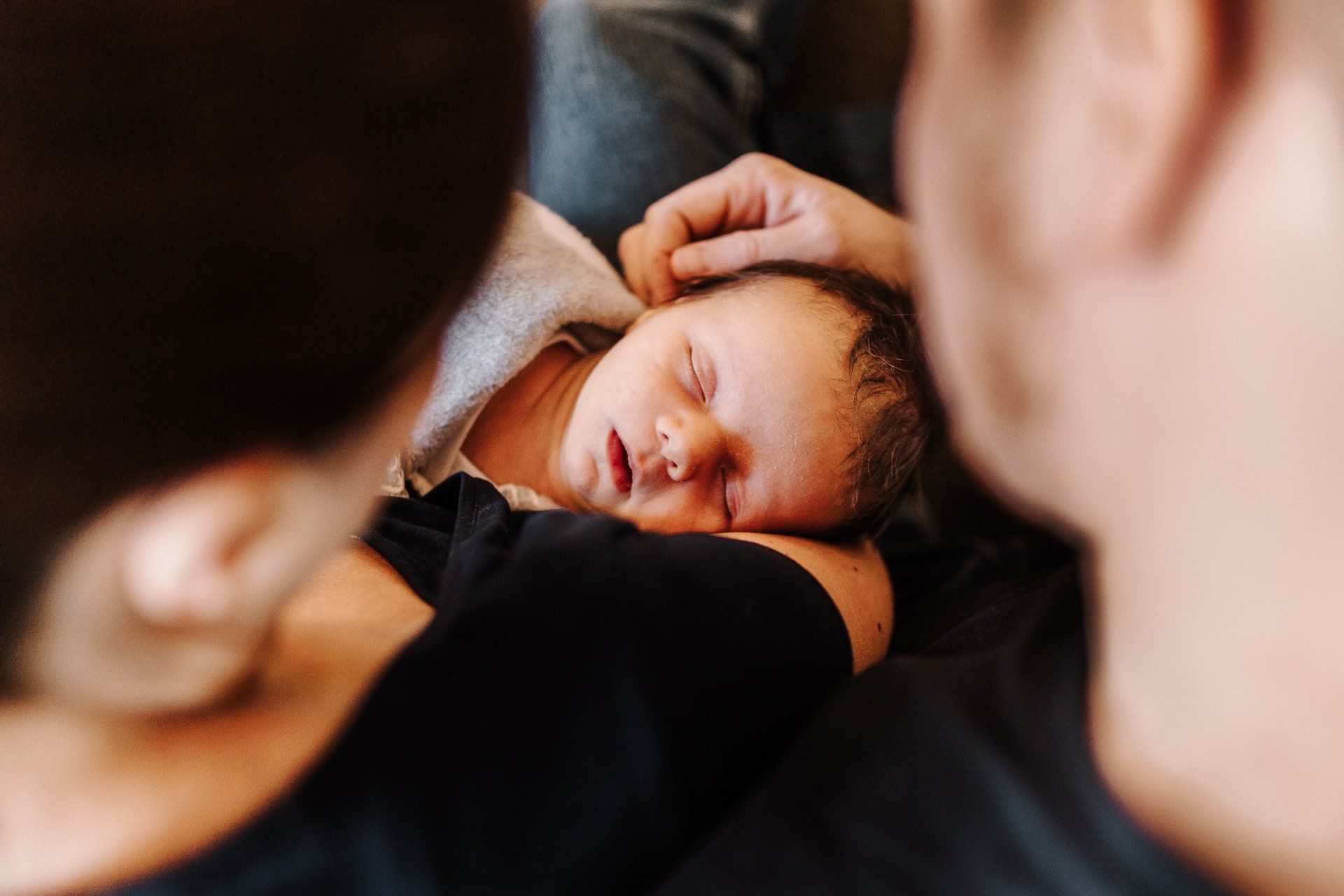 Newborn Homestory Rastatt – Neugeborenes im vertrauten Zuhause