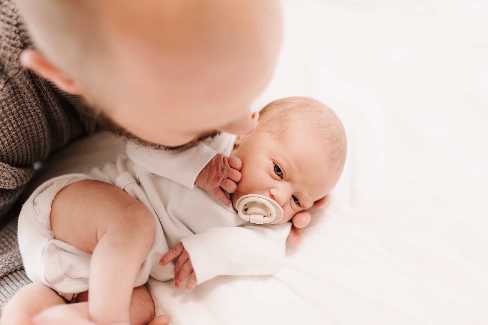 Newborn Homestory Rastatt – Neugeborenes im vertrauten Zuhause