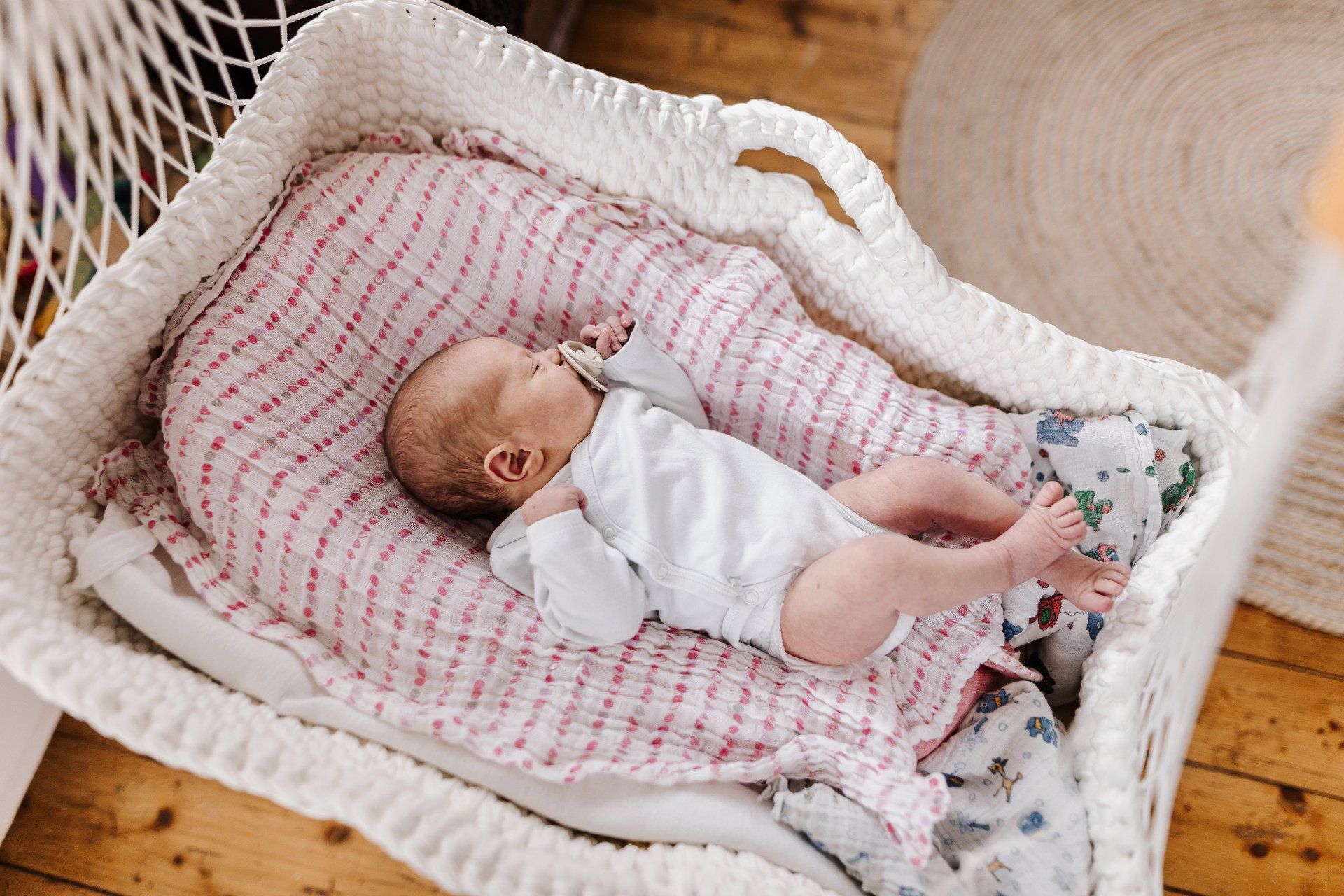 Newborn Homestory Rastatt – Neugeborenes im vertrauten Zuhause