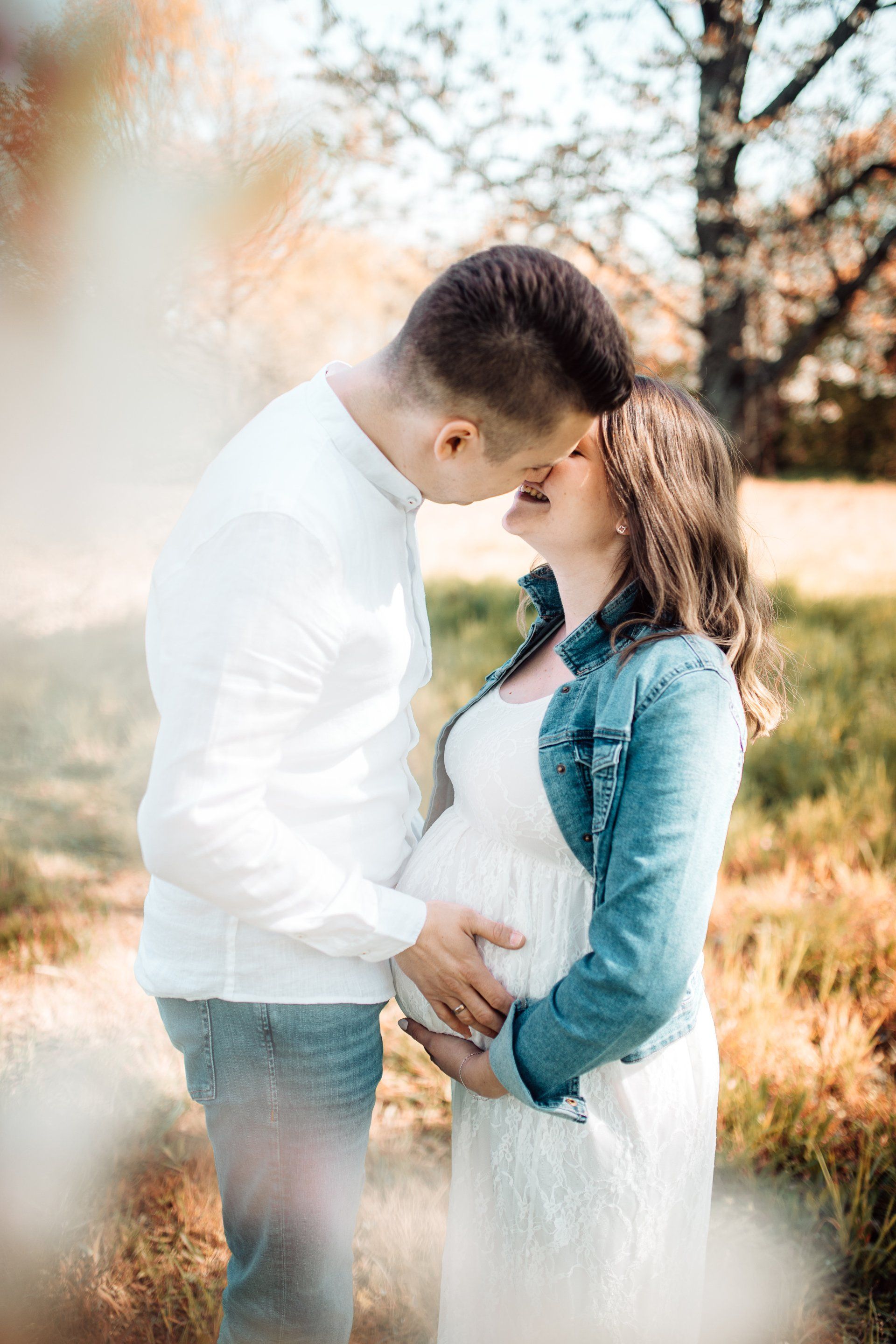 Babybauch Fotos Rastatt – werdende Mama im warmen Abendlicht