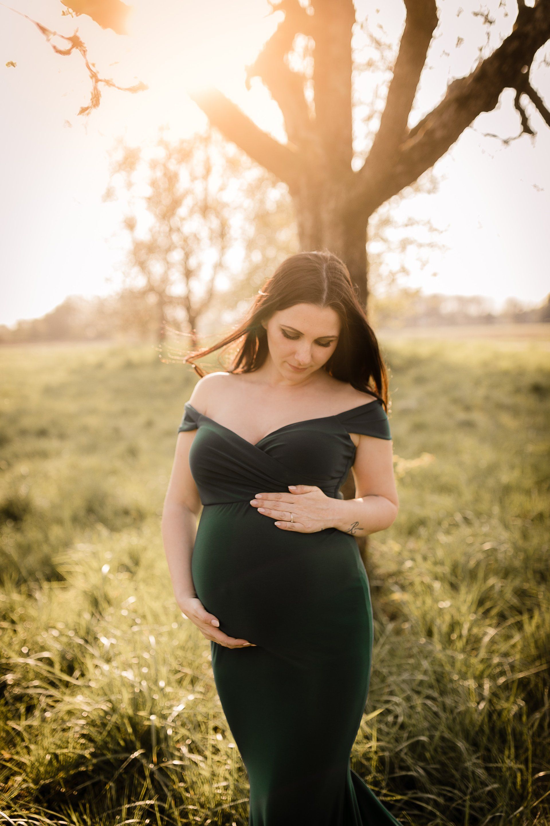 Babybauch Fotos Rastatt – werdende Mama im warmen Abendlicht