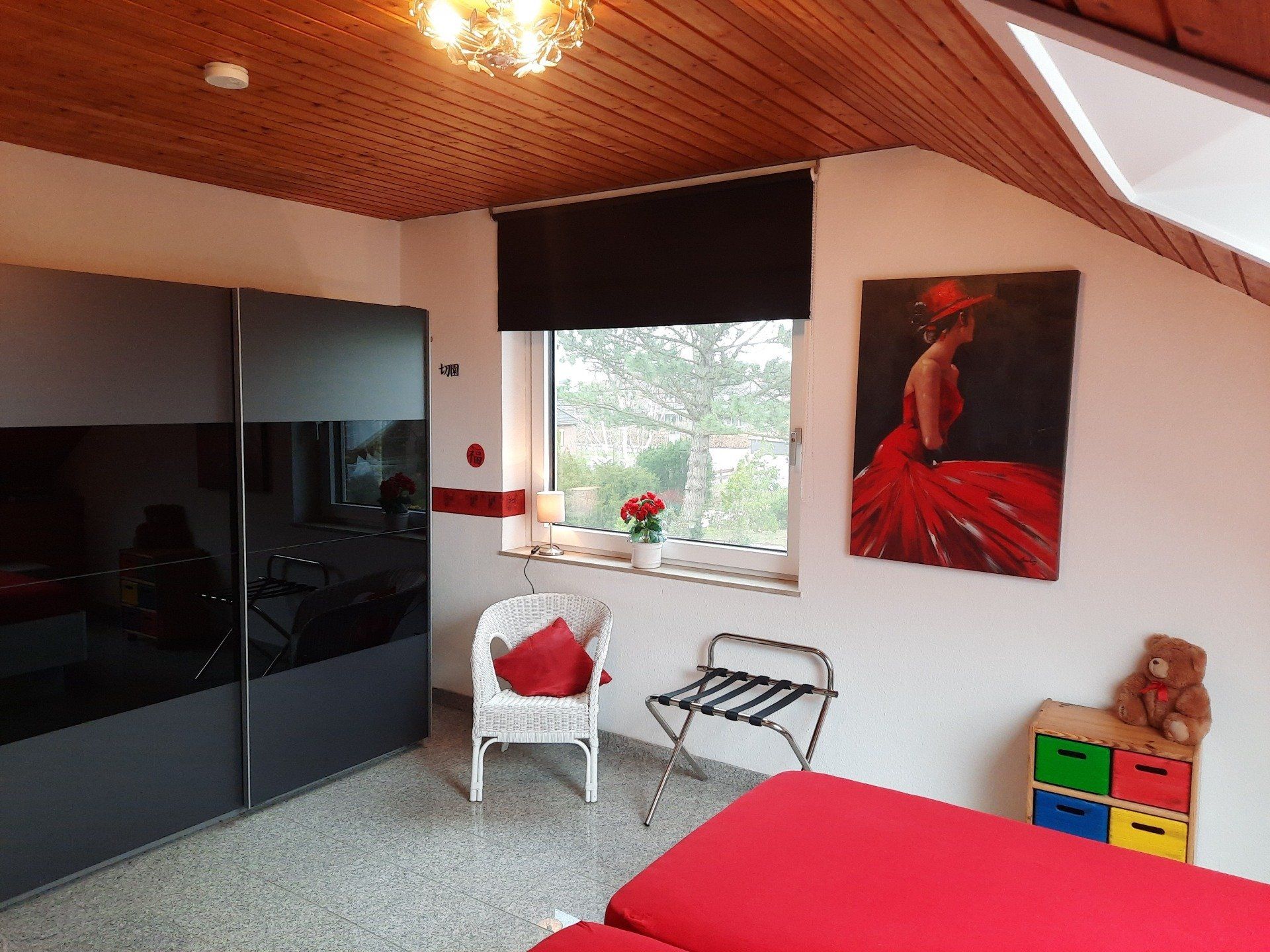 Das rote Schlafzimmer, elegant mit Blick zu den Sternen, falls gewünscht.