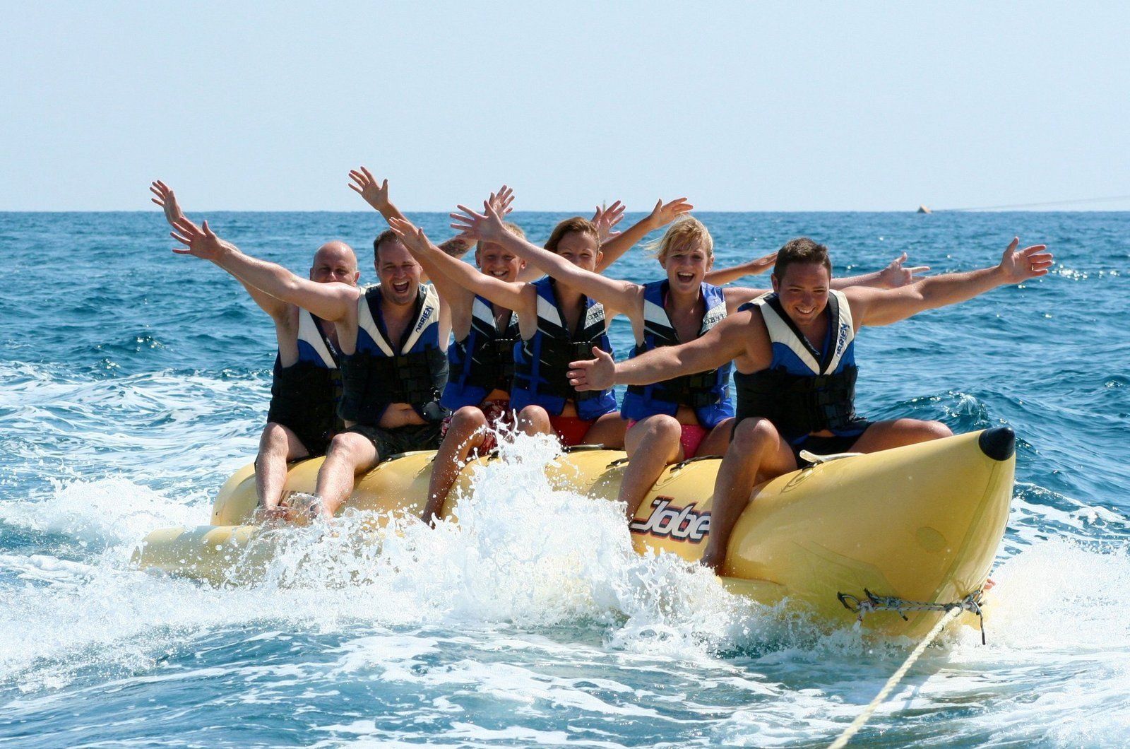 gente deifrutanto en banana boat Alicante