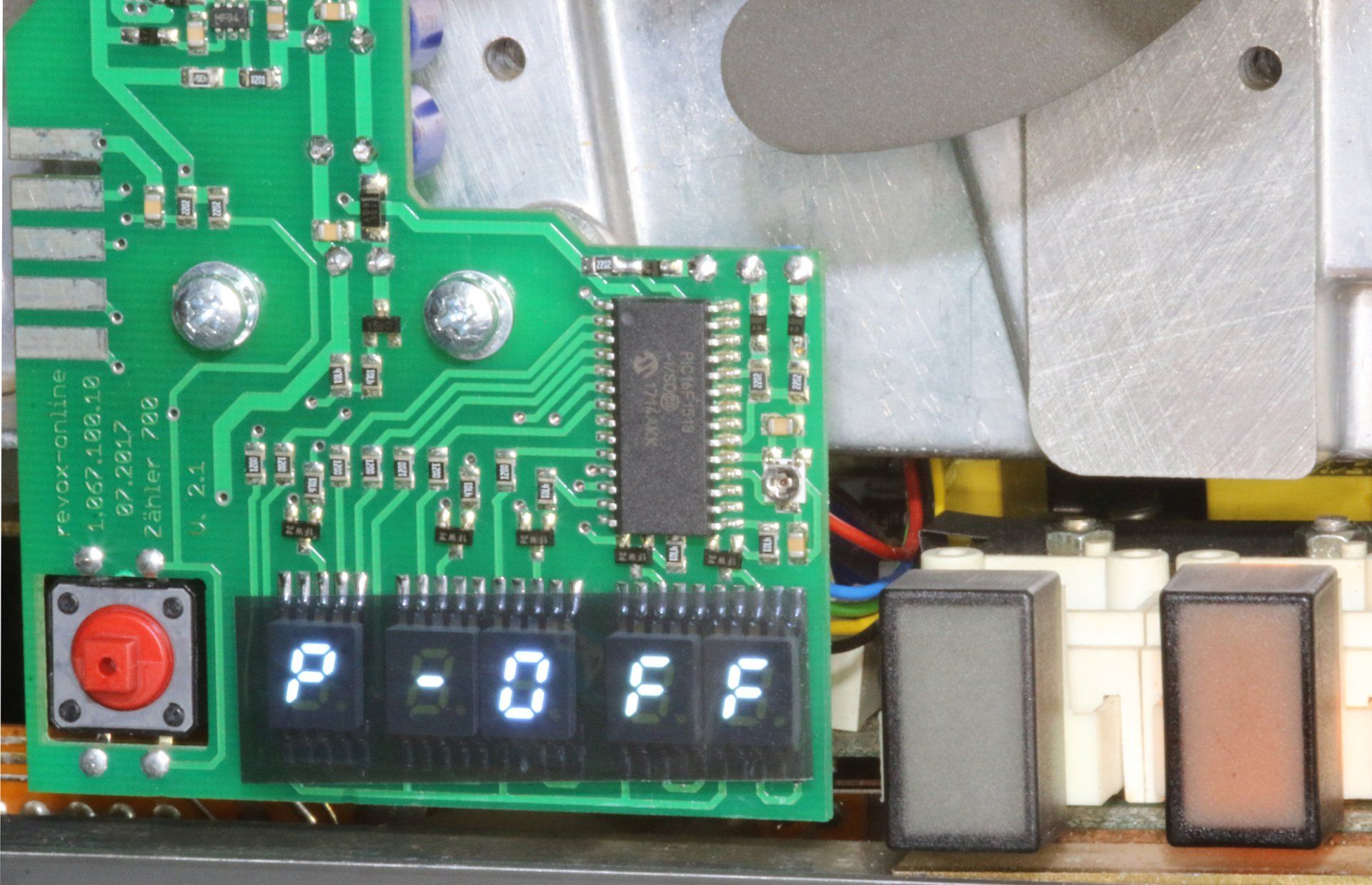P-OFF is displayed by the Premium-Hifi Z700 when undervoltage of the Revox A700 is detected P-OFF is displayed by the Premium-Hifi Z700 when undervoltage of the Revox A700 is detected
