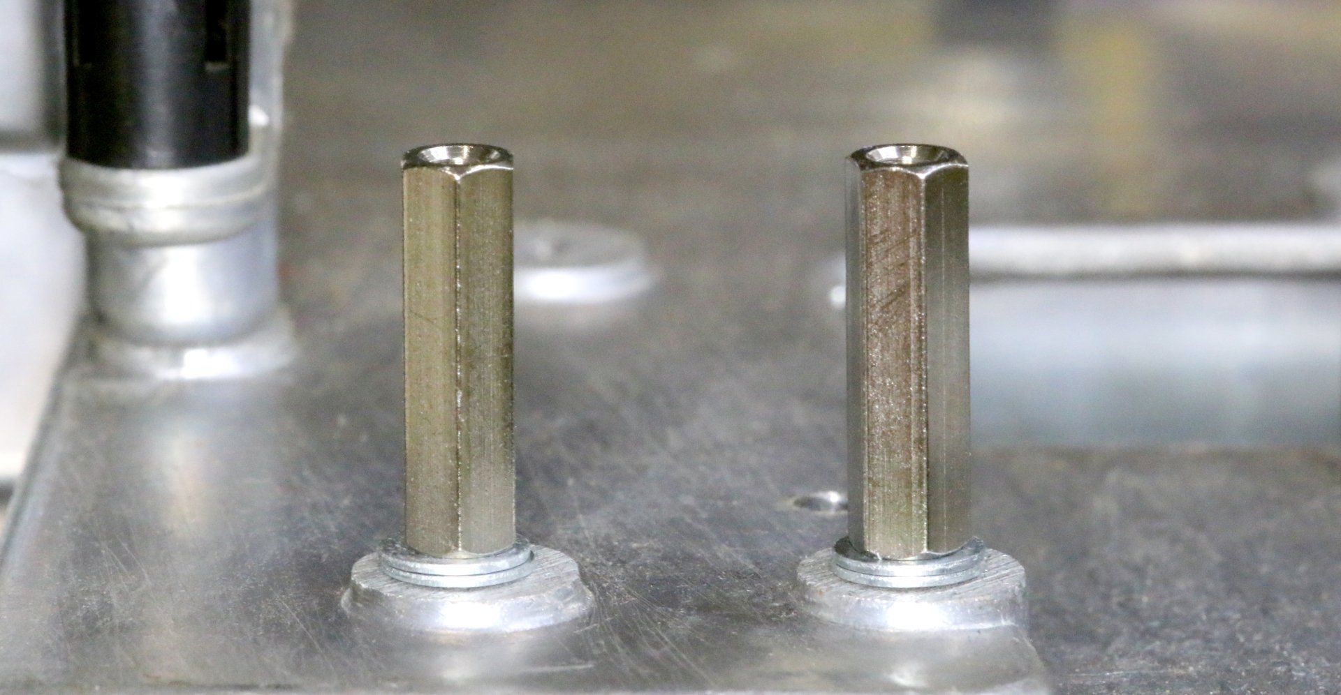 zwei Abstandsbolzen M3 x 18 für die Aufnahme der Premium-Hifi Leterplatte zur Anpassung an die Revox A700 zwei Abstandsbolzen M3 x 18 für die Aufnahme der Premium-Hifi Leterplatte zur Anpassung an die Revox A700