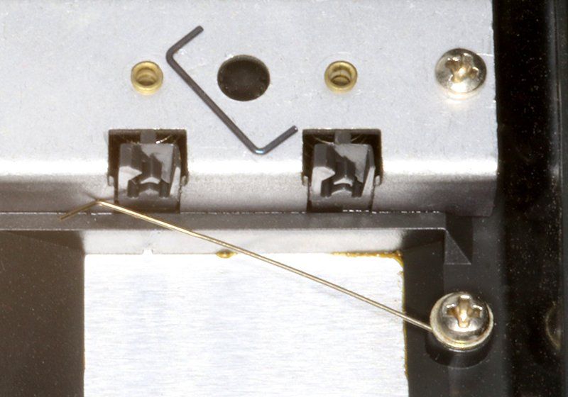 Revox B77 wired remote control. Wire bracket. To ensure equal access to all control options, the bracket must be removed! Premium-Hifi Revox B77 wired remote control. Wire bracket. To ensure equal access to all control options, the bracket must be removed! Premium-Hifi