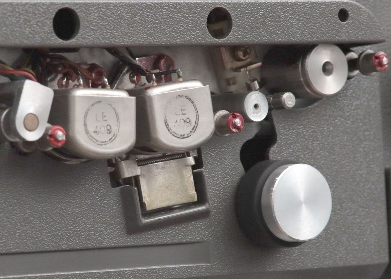 Revox A700 sound head support with the precision pressure roller from Premium-Hifi Revox A700 sound head support with the precision pressure roller from Premium-Hifi