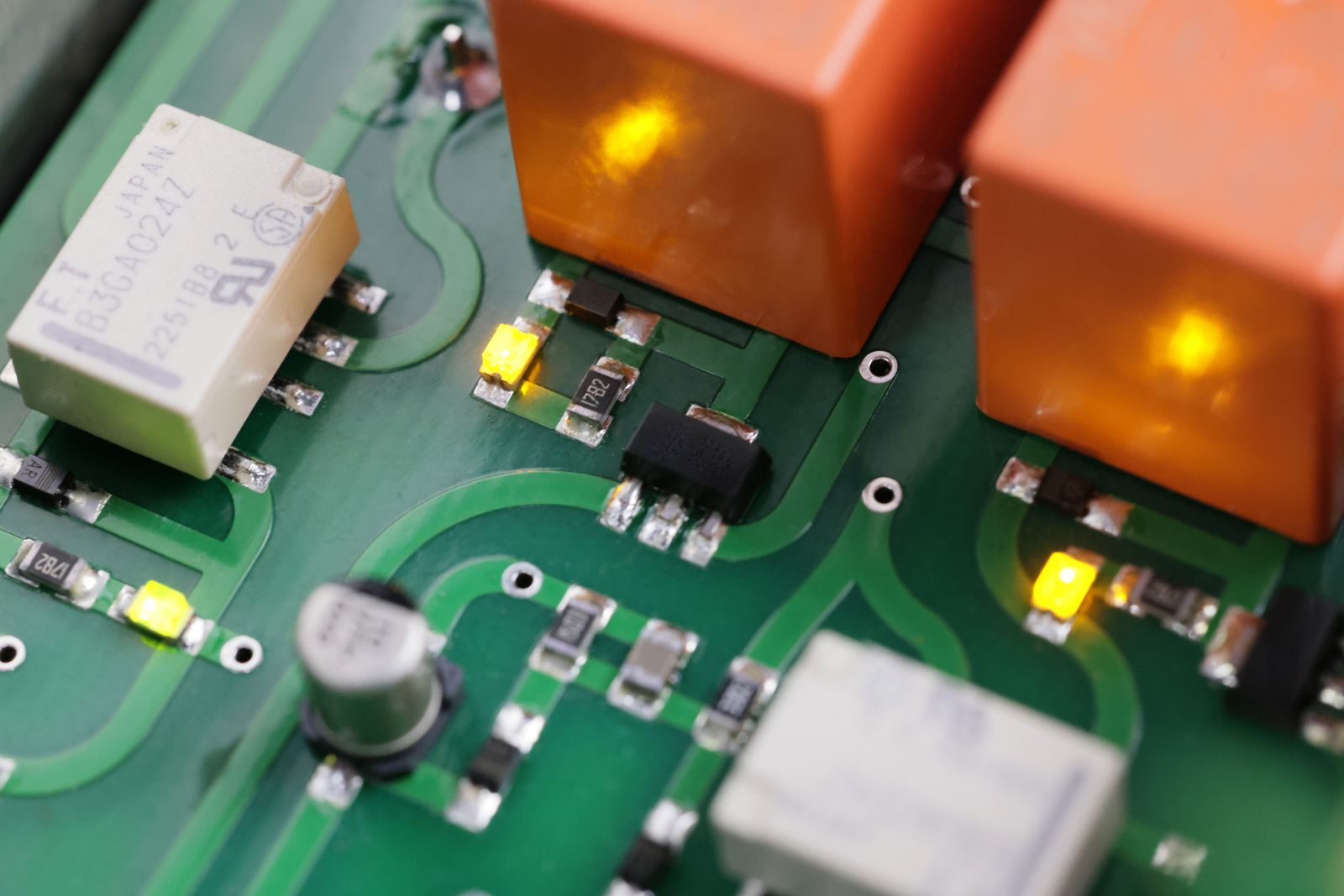 Three LEDs indicate the status of the Revox B750 amplifier, Premium-Hifi Three LEDs indicate the status of the Revox B750 amplifier, Premium-Hifi