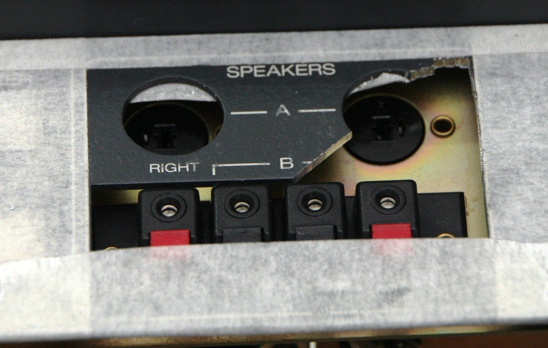 Opening the rear panel of the Revox B750, as we do at Premium-Hifi Opening the rear panel of the Revox B750, as we do at Premium-Hifi