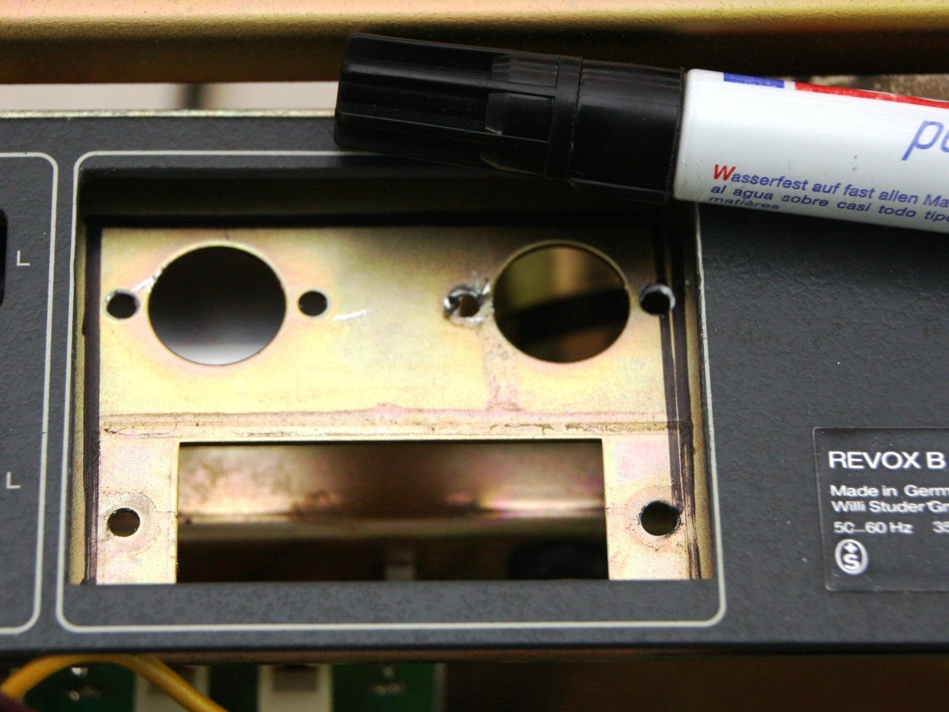 Mark the new cut-out on the chassis of the Revox B750, Premium-Hifi Mark the new cut-out on the chassis of the Revox B750, Premium-Hifi