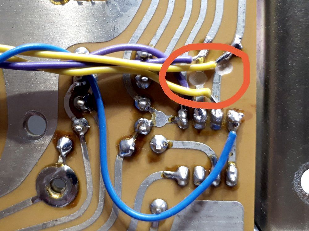 Die Verbindung für den Einbau der Premium-Hifi Einschaltverzögerung der Revox A700 trennen Die Verbindung für den Einbau der Premium-Hifi Einschaltverzögerung der Revox A700 trennen