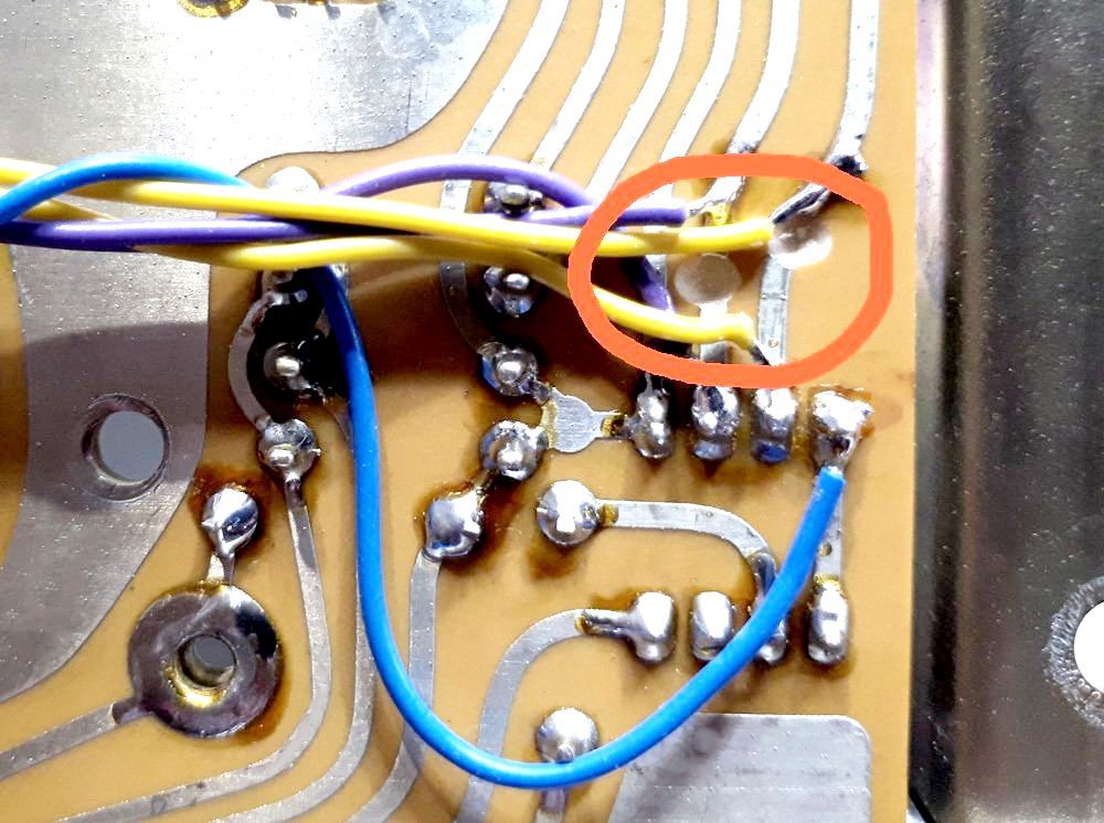 Die Verbindung für den Einbau der Premium-Hifi Einschaltverzögerung der Revox A700 trennen Die Verbindung für den Einbau der Premium-Hifi Einschaltverzögerung der Revox A700 trennen