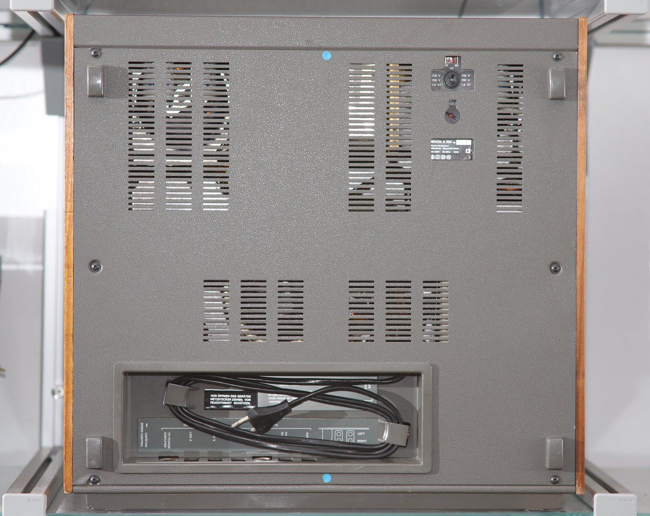 Revox A700 rear view, the rear panel is fixed with 8 screws, Premium-Hifi Revox A700 rear view, the rear panel is fixed with 8 screws, Premium-Hifi