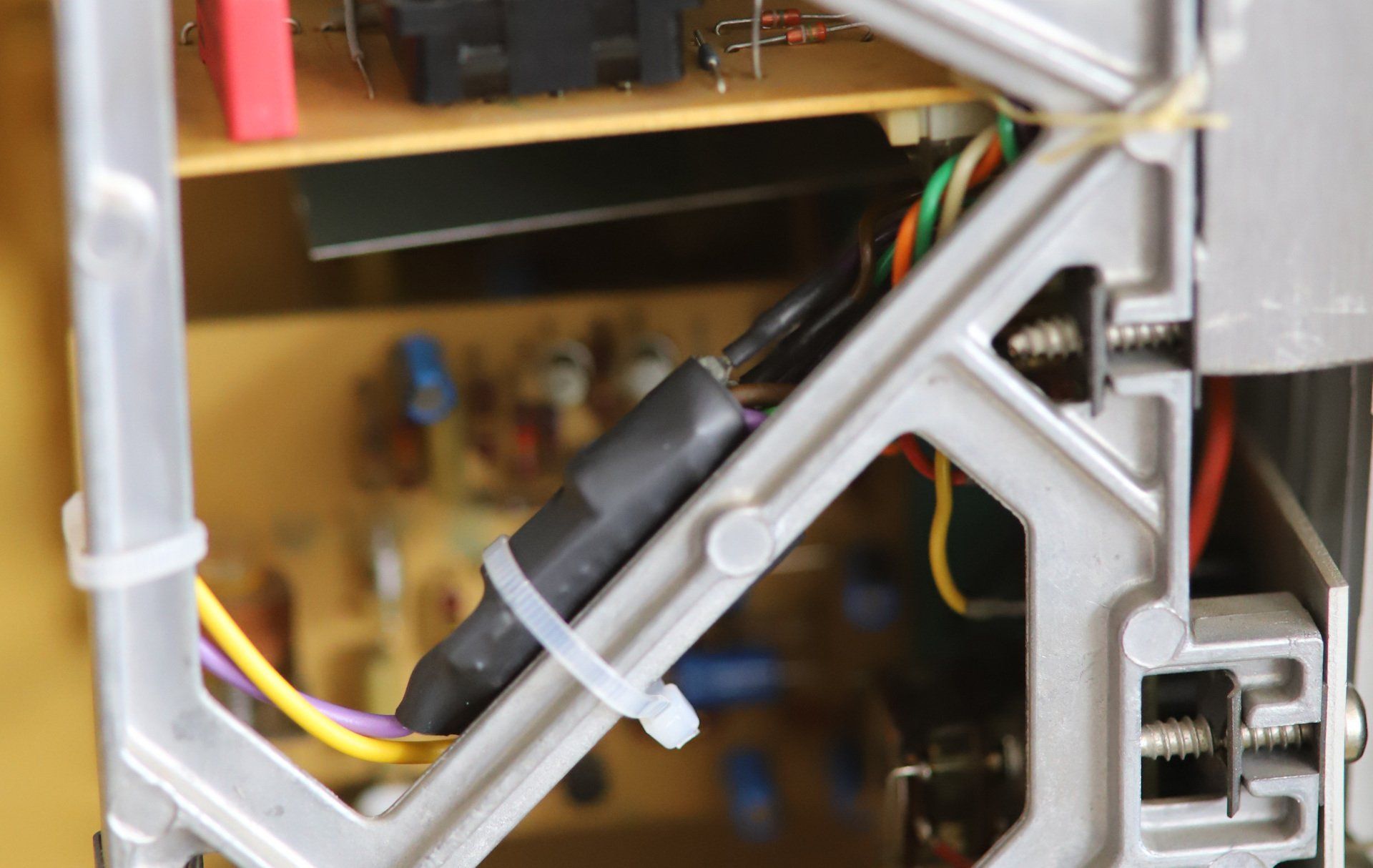 Die Leiterplatte der Premium-Hifi Einschaltverzögerung in die Bandmaschine Studer Revox A77 platzieren. Place the Premium-Hifi power-on delay circuit board in the Studer Revox A77 tape machine.