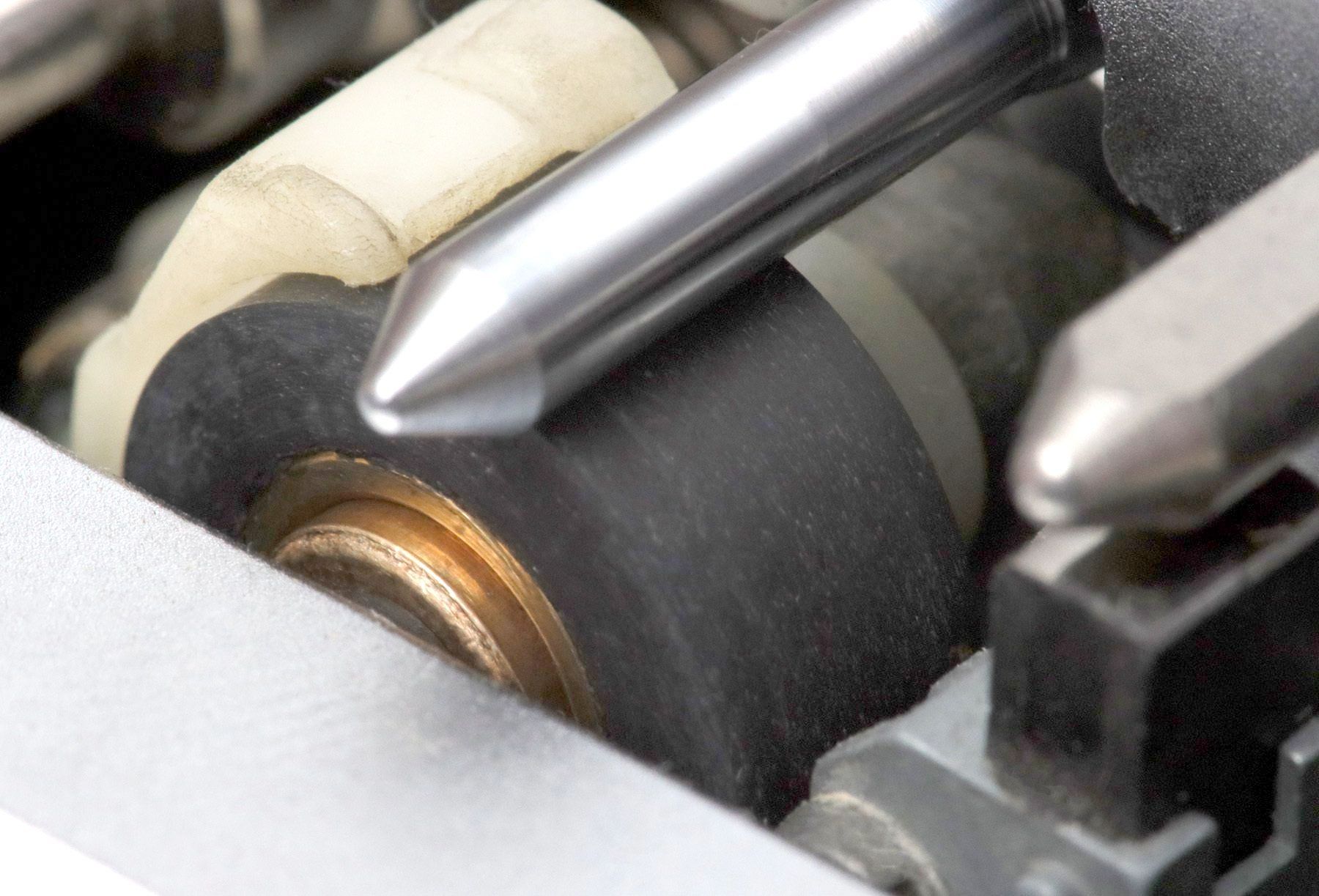 Revox B710, B215, Studer A710 with Premium-Hifi precision pressure roller left Revox B710, B215, Studer A710 with Premium-Hifi precision pressure roller left