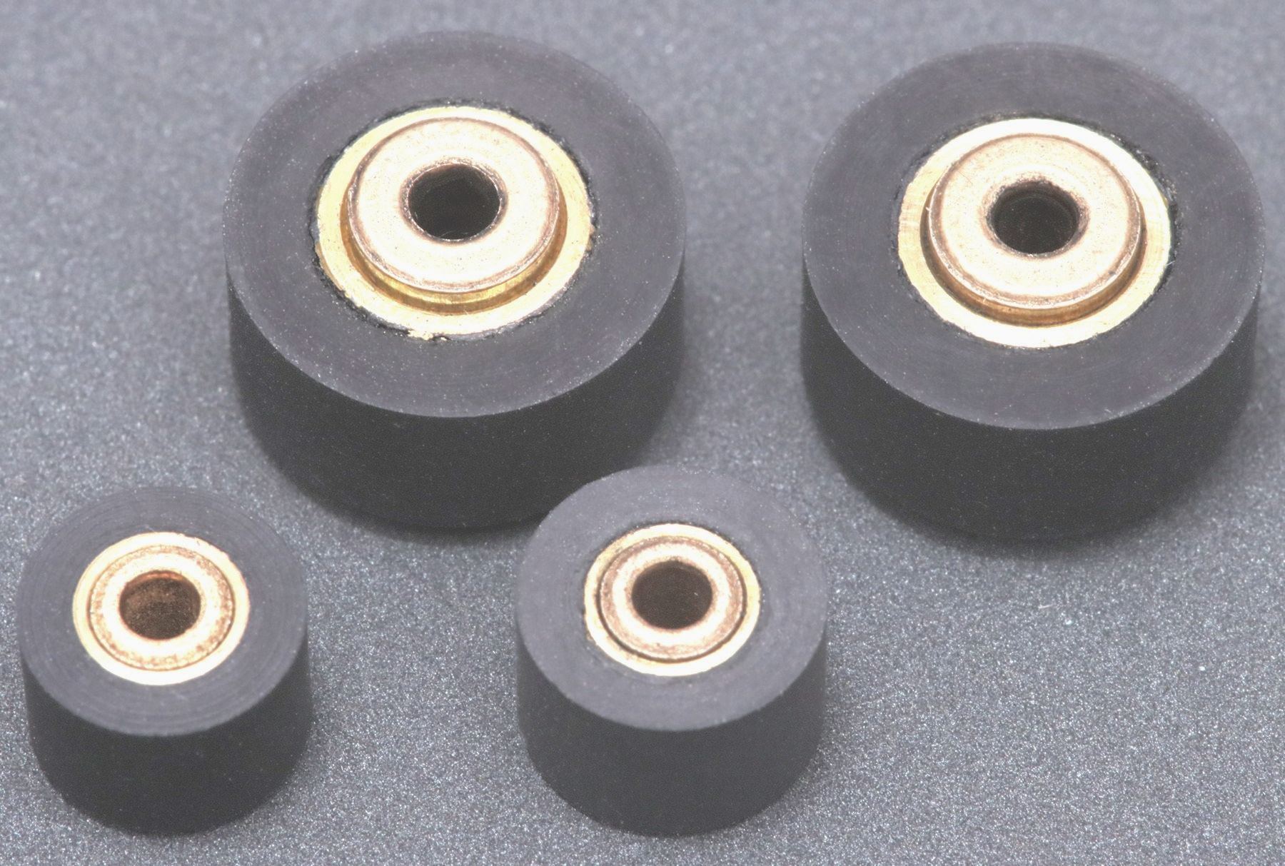 Rubber pressure rollers with sintered bronze bearings for various Revox and Studer devices from Premium-Hifi Rubber pressure rollers with sintered bronze bearings for various Revox and Studer devices from Premium-Hifi