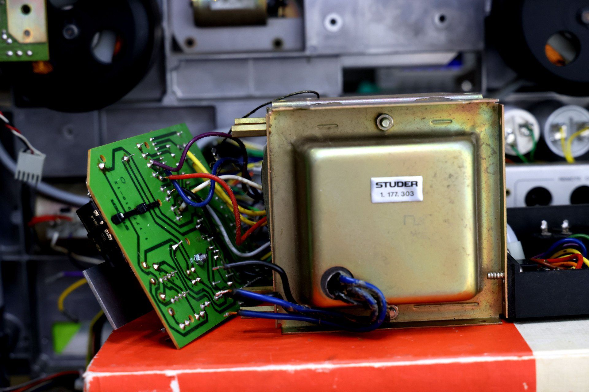 Die alte Netzteilplatine der Revox B77 vom Trafo losschrauben, Premium-Hifi Die alte Netzteilplatine der Revox B77 vom Trafo losschrauben, Premium-Hifi