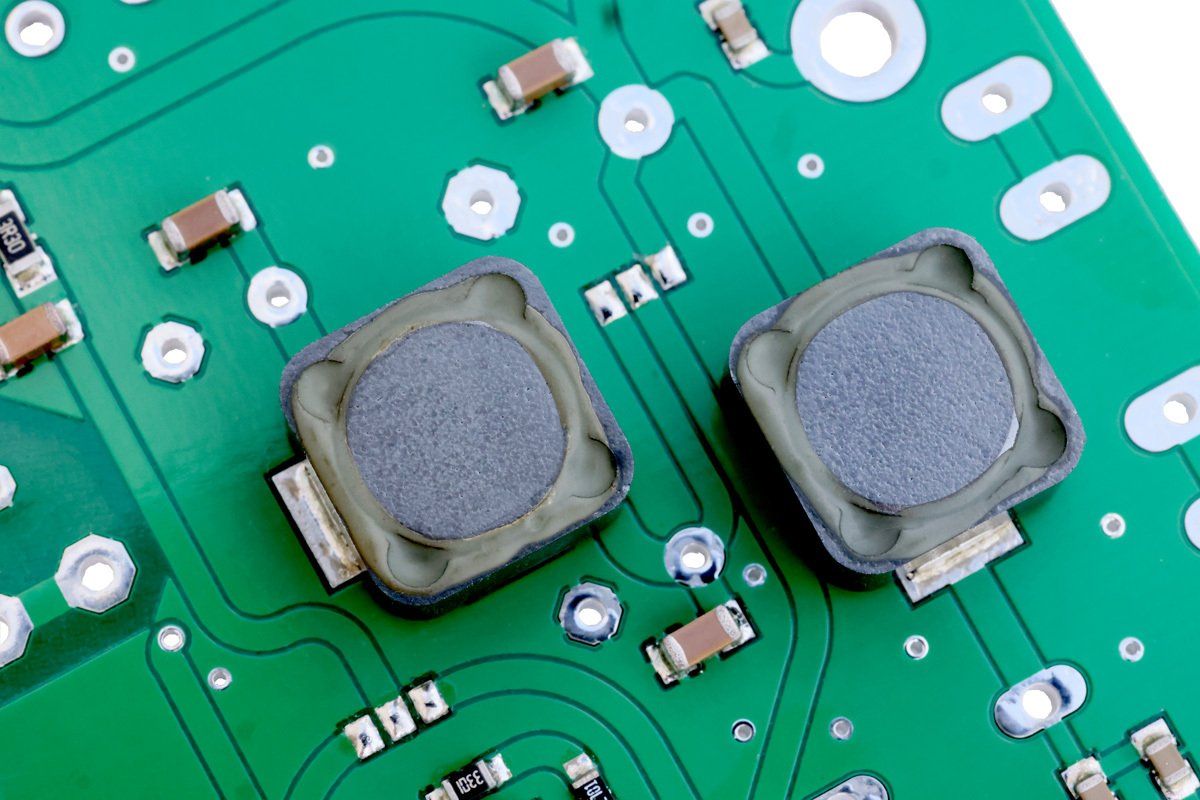 zwei Spulen im Netzteil glätten die Spannungen der Revox B77 von Premium-Hifi zwei Spulen im Netzteil glätten die Spannungen der Revox B77 von Premium-Hifi