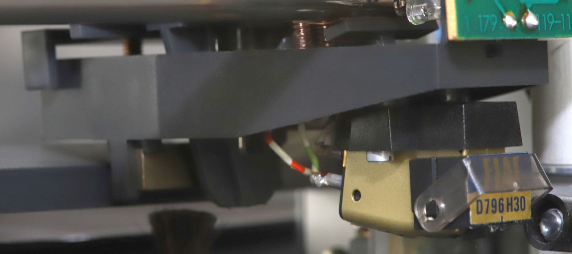 Revox B790 tonearm close-up Premium-Hifi Revox B790 tonearm close-up Premium-Hifi