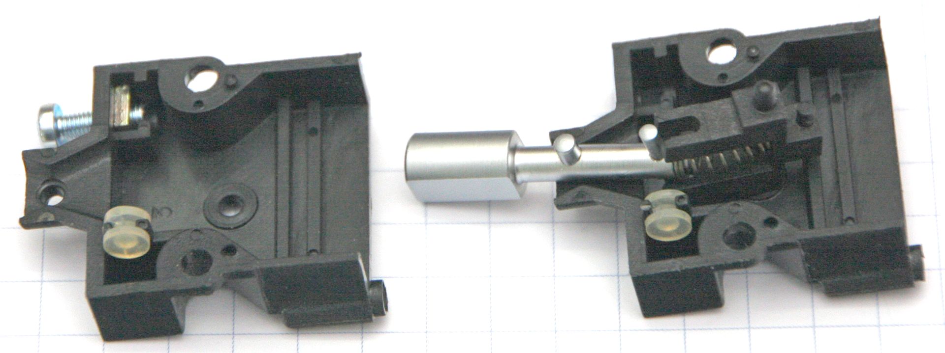 Beide Gehäuseschalen des Revox Kippschalters vor dem Zusammenbau mit dem Premium-Hifi Hebel Beide Gehäuseschalen des Revox Kippschalters vor dem Zusammenbau mit dem Premium-Hifi Hebel