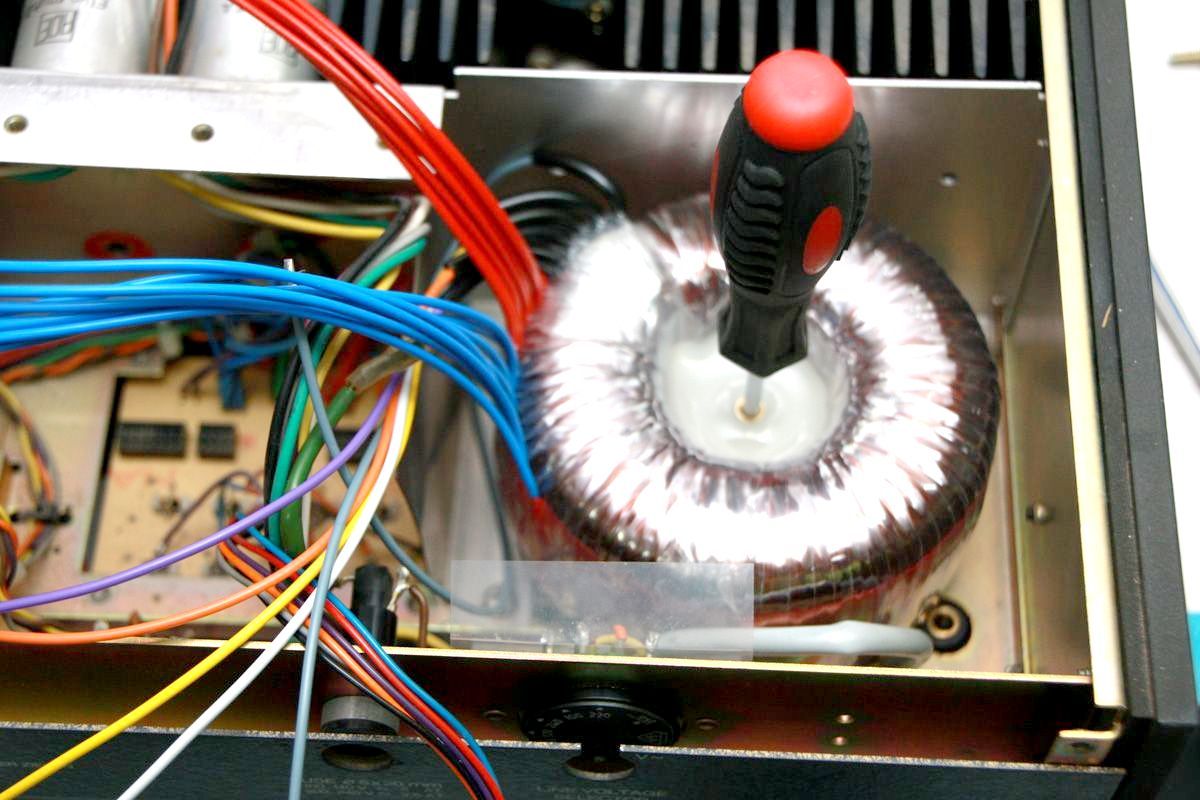 Bohrloch im Revox B750 Verstärker für den Premium-Hifi Trafo markieren Bohrloch im Revox B750 Verstärker für den Premium-Hifi Trafo markieren