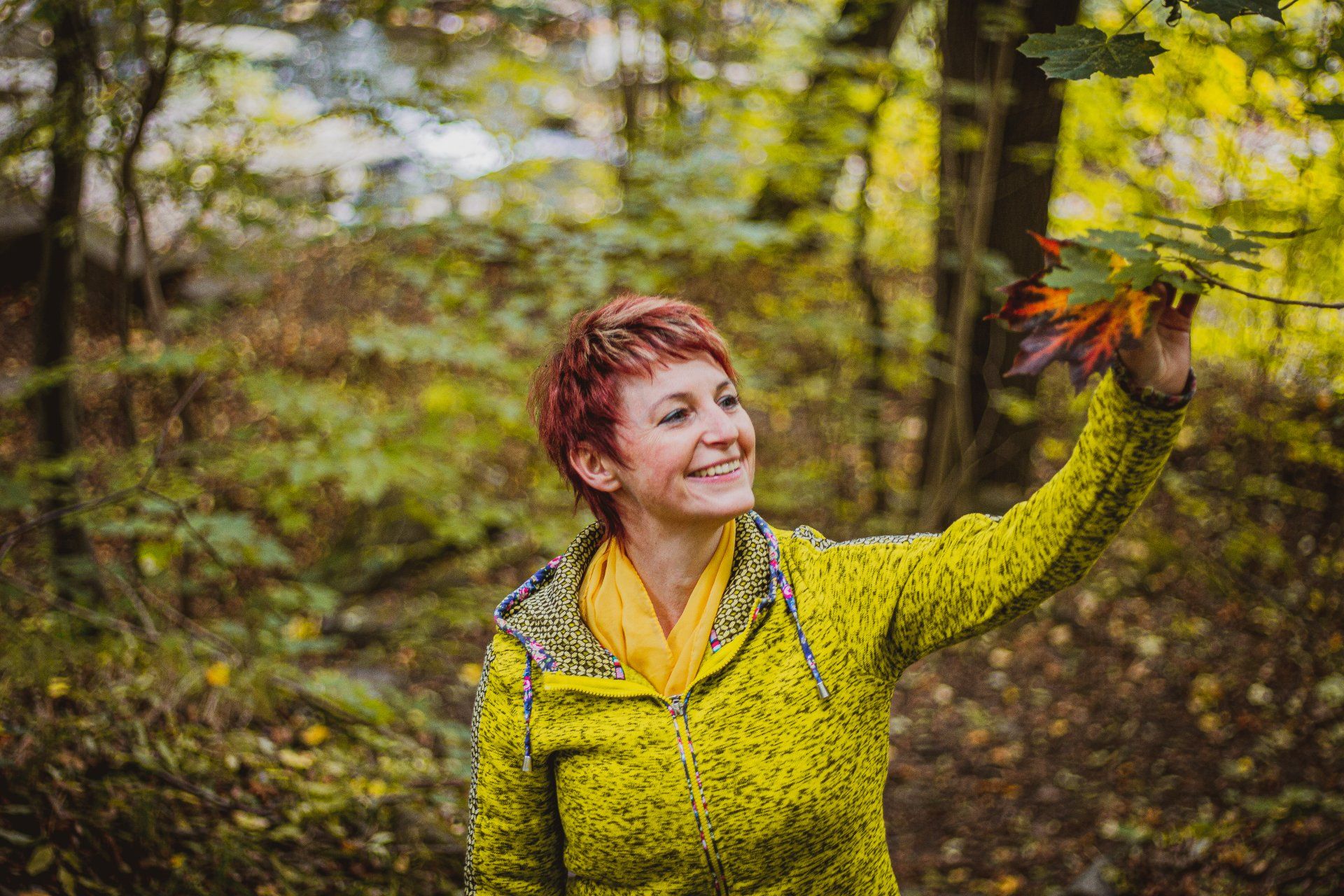 Heilpraktikerin Anja Pfeiffer im herbstlichen Wald