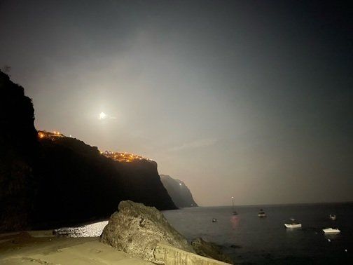 Vollmond über dem Meer