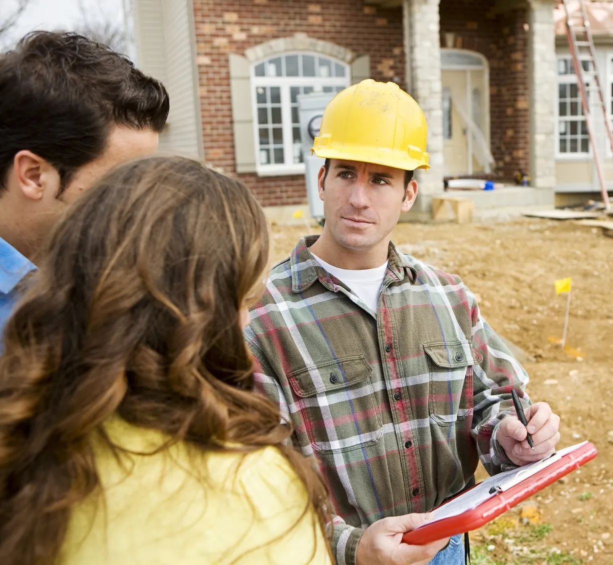 Drei Menschen auf einer Baustelle