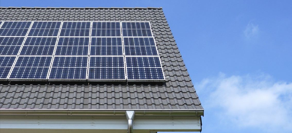 Dach mit einer Photovoltaikanlage