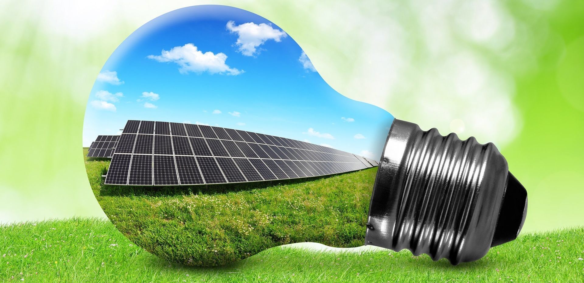 Glühbirne in der sich eine Solaranlage spiegelt